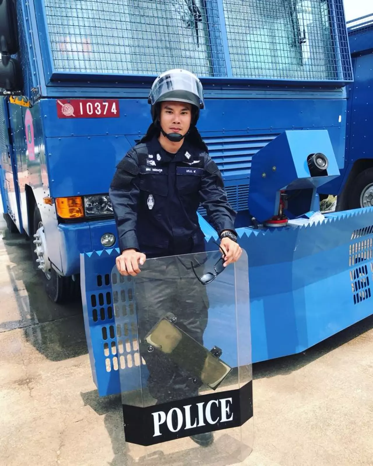แชร์ภาพว่อน 'สารวัตรแฮม' ตร.หล่อ คุกเข่าผ้าซับหน้า ช่วยผู้ชุมนุมเป็นลม