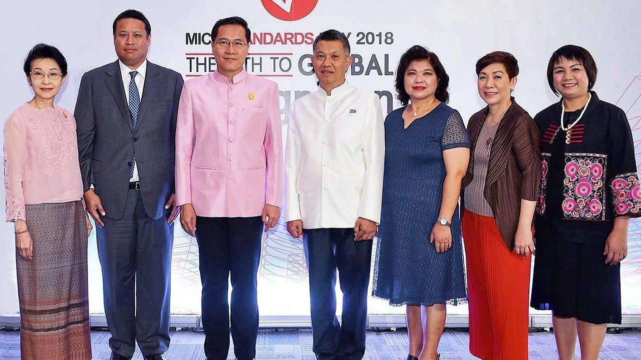 มีมาตรฐาน วีระศักดิ์ โควสุรัตน์ รมว.การท่องเที่ยวและกีฬา มอบตราสัญลักษณ์มาตรฐานสถานที่จัดงานประเทศไทยให้แก่ผู้ประกอบการที่ผ่านการประเมินมาตรฐาน ประจำปี 2561 โดยมี จิรุตถ์ อิศรางกูร ณ อยุธยา และ สุเมธ สุทัศน์ ณ อยุธยา มาร่วมงานด้วย ที่ไบเทคบางนา วันก่อน.