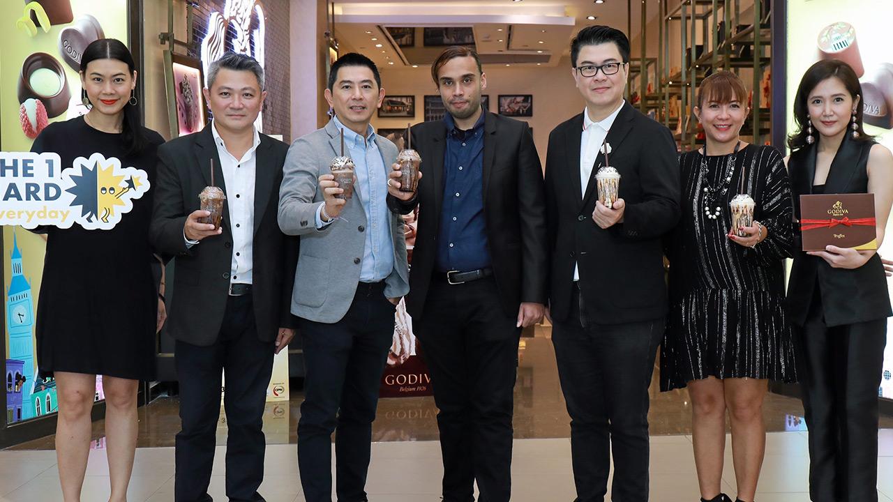 คุ้มจริง กันตภณ ผาณิตรัตน์ และ ปรมินทร์ ศรีชวาลา จัดแคมเปญ The 1 Card × GODIVA พิเศษสำหรับสมาชิก เดอะ วัน คาร์ด สามารถใช้สิทธิซื้อ 1 แถม 1 ฟรีเครื่องดื่ม Chocolixir New Look โดยมี องอาจ สุขเลิศกมล และ ศศิเพ็ญ จันทร์ศรี มาร่วมงานด้วย ที่ร้าน GODIVA วันก่อน.