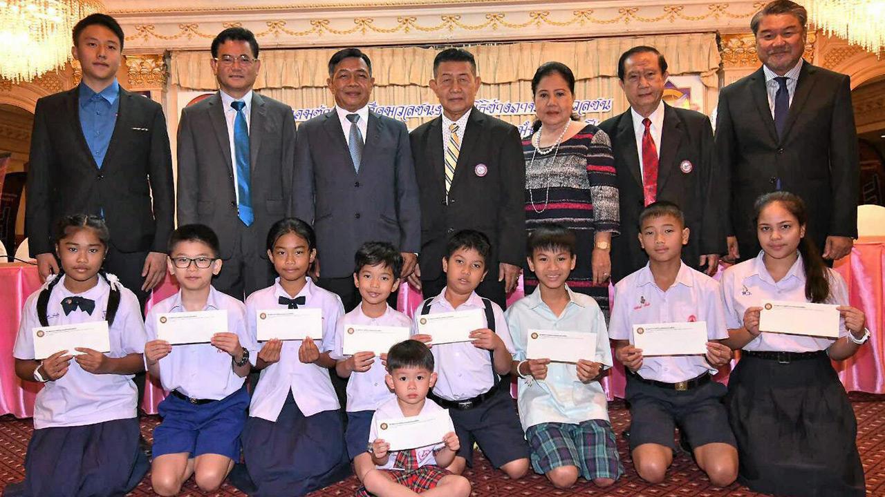 ให้บุตร–ธิดา อลงกรณ์ พลบุตร เป็นประธานในพิธีมอบทุนการศึกษาบุตร-ธิดา ประจำปี 2561 ของ สมาคมช่างภาพสื่อมวลชนแห่งประเทศไทย โดยมี สุรชัย วิเศษโสภา, กนกพันธุ์ จุลเกษม,กำพล พิริยะเลิศ และ ผ่องพรรณ คงพูลเพิ่ม มาร่วมงานด้วย ที่โรงแรมเอเชีย ราชเทวี วันก่อน.