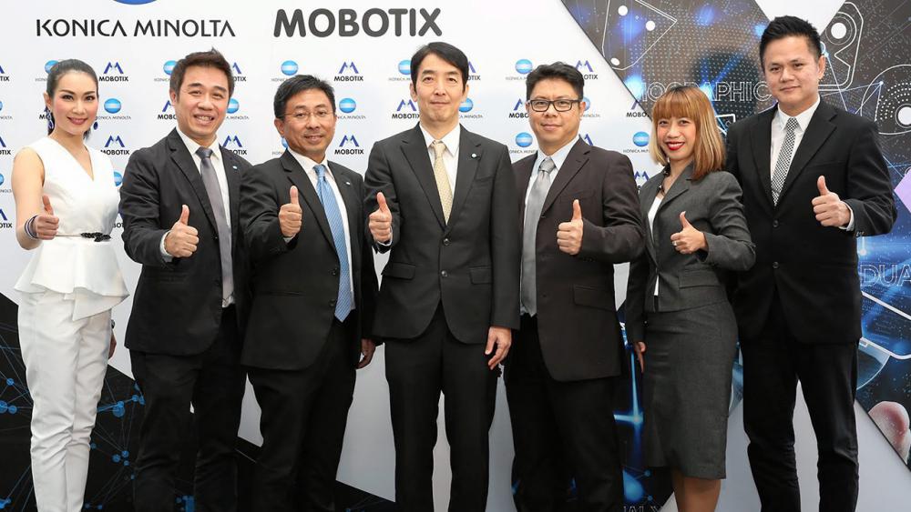 ระดับเจ๋ง มาซาชิ มิยาโมโตะ เปิดตัว Mobotix IP Camera กล้องวงจรปิดคุณภาพสูงระดับ High end จากประเทศเยอรมนีสำหรับองค์กรขนาดใหญ่ โดยมี สัญญา ชินการุณ, สุธิดา แจ่มฤกษ์ แจ้ง, อุกฤษฏ์ ตั้งอุทัยสุข และ ธีรวุฒิ บุณยเกตุ มาร่วมงานด้วย ที่ร้าน E88 W DISTRICT วันก่อน.