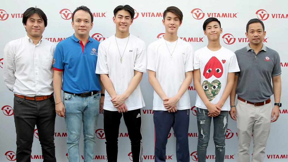 สร้างพลัง ศรัณย์ จุฑารัตนกุล และ อนันต์ ธีรวิชญกุล จัดงาน “ไวตามิ้ลค์ สปอร์ตเดย์” ปลุกพลังเตรียมความพร้อม กับ 3 พรีเซ็นเตอร์ยอดฮอตล่าสุดของไวตามิ้ลค์ เจ้านาย วรรธนะ สิน, เจ้าขุน วรรธนะสิน และ เจ้าสมุทร วรรธนะสิน ที่ศูนย์การค้าเดอะ สตรีท รัชดา วันก่อน.