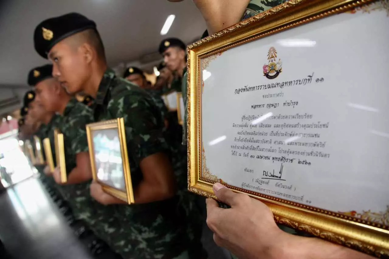 ‘พลทหารชินวุฒ’ อำลาธงชัยเฉลิมพล หลังรับใช้ชาติ 2 ปีเต็ม