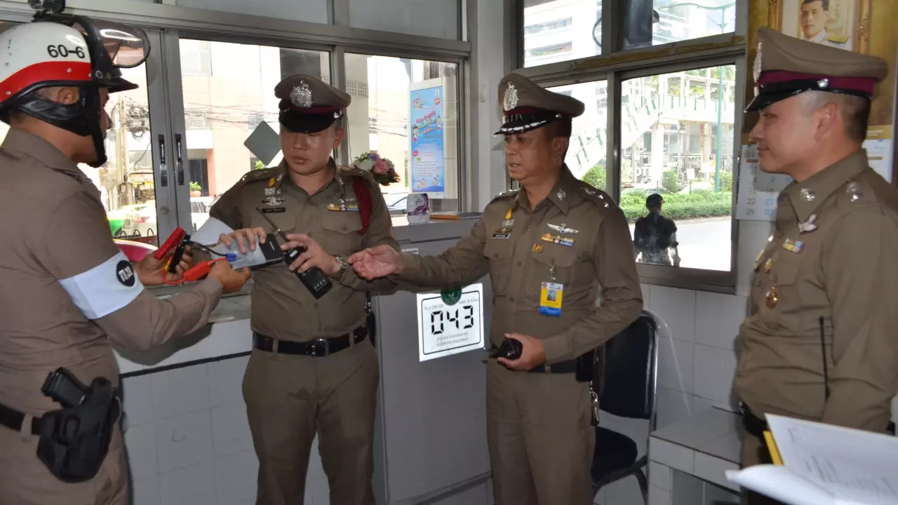 สน.ลุมพินี แบ่งตำรวจ 6 ทีม แข่งชิงแชมป์ 'ตู้จราจรตอบโจทย์' รับใช้ประชาชน