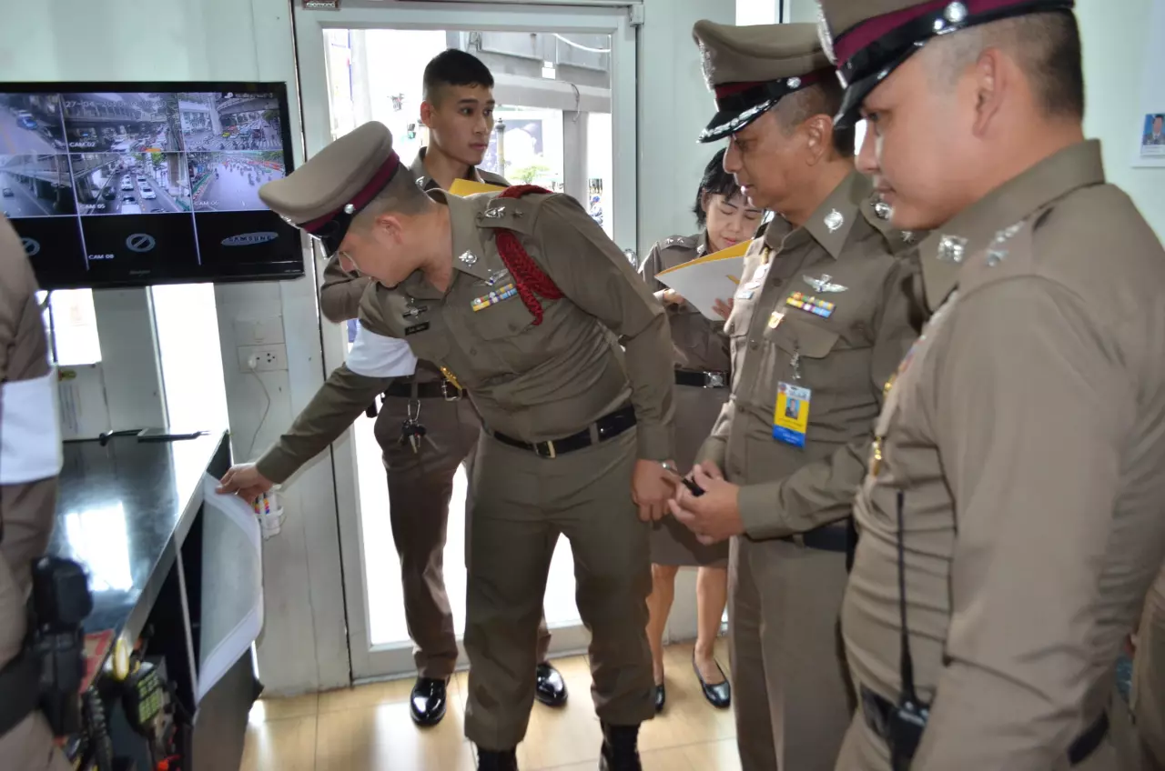 สน.ลุมพินี แบ่งตำรวจ 6 ทีม แข่งชิงแชมป์ 'ตู้จราจรตอบโจทย์' รับใช้ประชาชน