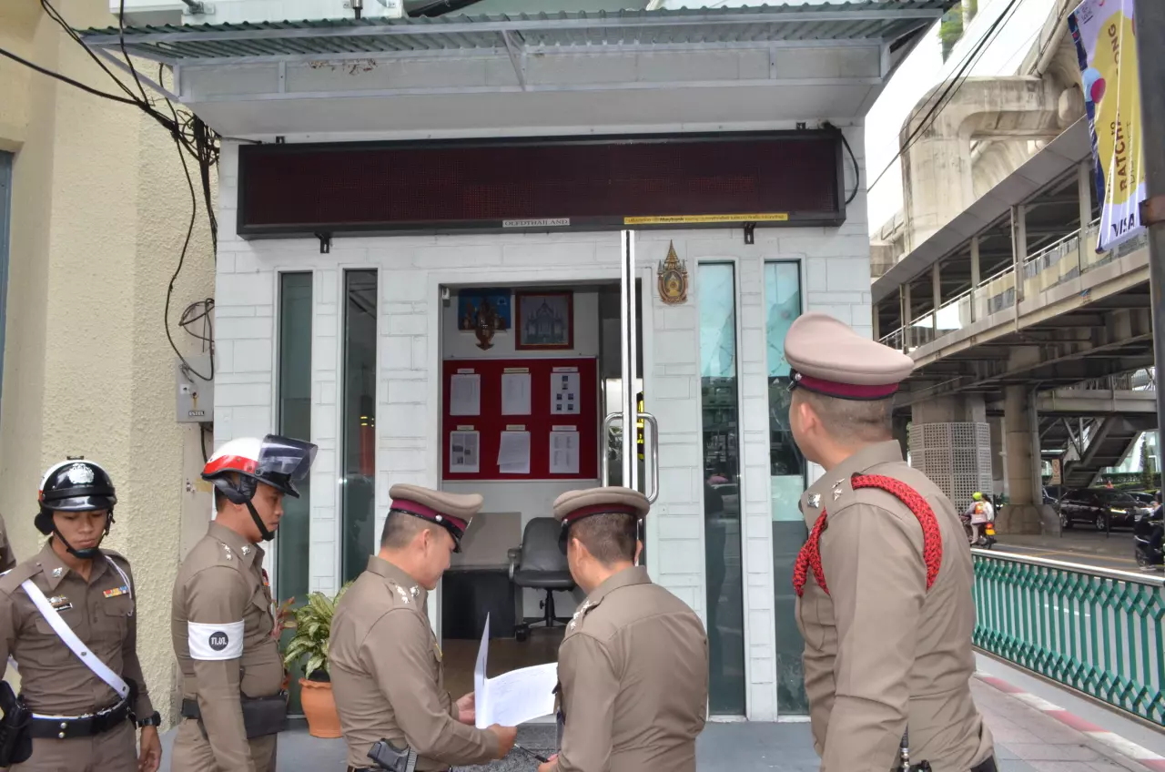 สน.ลุมพินี แบ่งตำรวจ 6 ทีม แข่งชิงแชมป์ 'ตู้จราจรตอบโจทย์' รับใช้ประชาชน