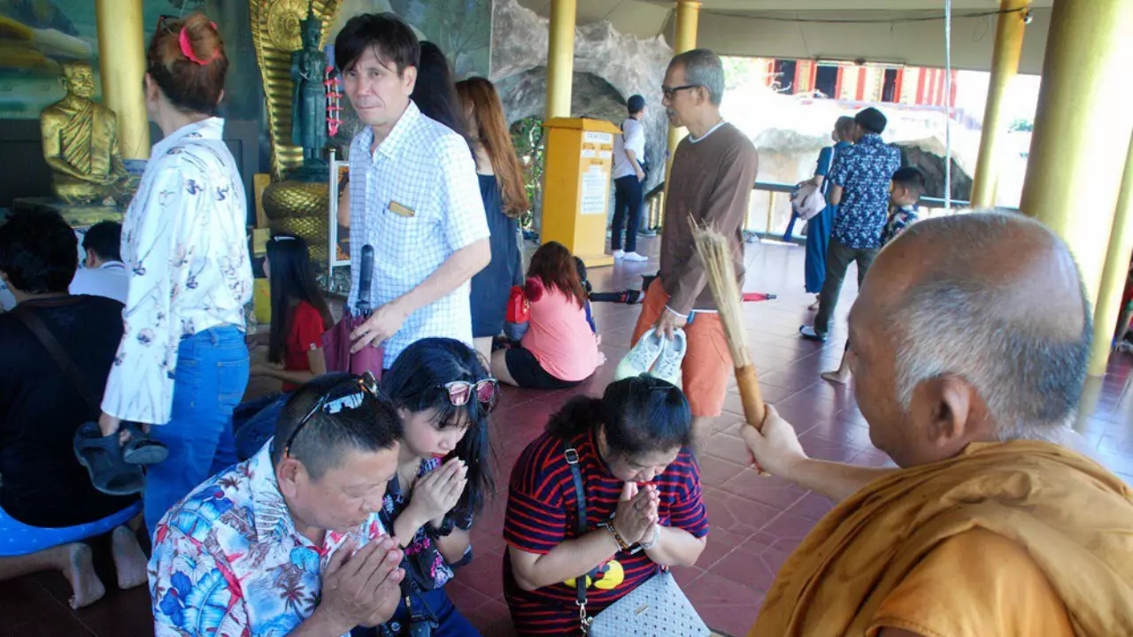 เจ้าอาวาส โต้ข่าวให้อาหารฉลาม เพื่อเรียกคนเข้าวัดทำบุญ