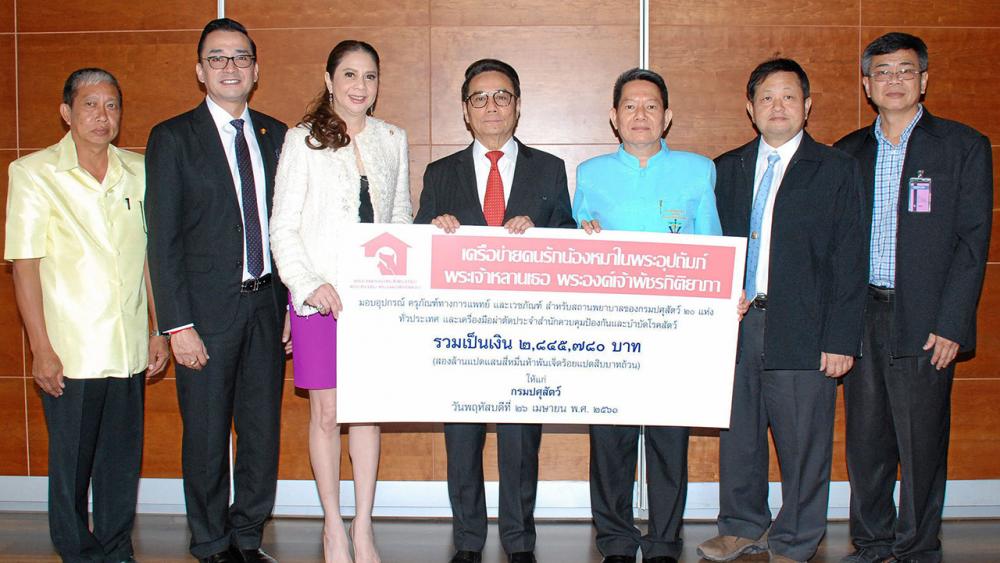 ทำหมัน - อดิศักดิ์ ภาณุพงศ์ มอบครุภัณฑ์ทางการแพทย์มูลค่า 2,845,780 บาท ให้แก่ น.สพ.จีระศักดิ์ พิพัฒนพงศ์โสภณ รองอธิบดีกรมปศุสัตว์ เพื่อนำไปใช้ในโครงการทำหมันสุนัขและแมวจรจัดสัญจร โดยมี วิสาขา หงสนันทน์ และ เมทนี บูรณศิริ มาร่วมงานด้วย ที่อาคารจีพีเอฟ วันก่อน.