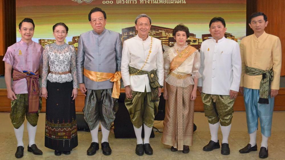 เพื่อชาติ - ศ.ดร.นพ.ประสิทธิ์ วัฒนาภา จัดแถลงข่าวถึงความก้าวหน้าในยุค 4.0 “ศิริราช 130 ปี 130 โครงการ ทำงานเพื่อแผ่นดิน” โดยมี ศ.พญ.สุวรรณี สุรเศรณีวงศ์, รศ.นพ.วิศิษฎ์ วามวาณิชย์ และ ศ.ดร.นพ.ประเสริฐ เอื้อวรากุล มาร่วมงานด้วย ที่ รพ.ศิริราช วันก่อน.