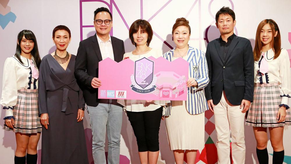 ครบวงจร - วรลักษณ์ ตุลาภรณ์, นัทสึโกะ โยชินาริ และ จิรัฐ บวรวัฒนะ เปิดงาน BNK48 The Campus ประกอบด้วยเธียร์เตอร์ศูนย์การเรียนรู้และ BNK48Café โดยมี นาริอากิ เทราดะ, เฌอปราง อารีย์กุล และ นงนุช นามวงศ์ มาร่วมงานด้วย ที่เดอะมอลล์ บางกะปิ วันก่อน.