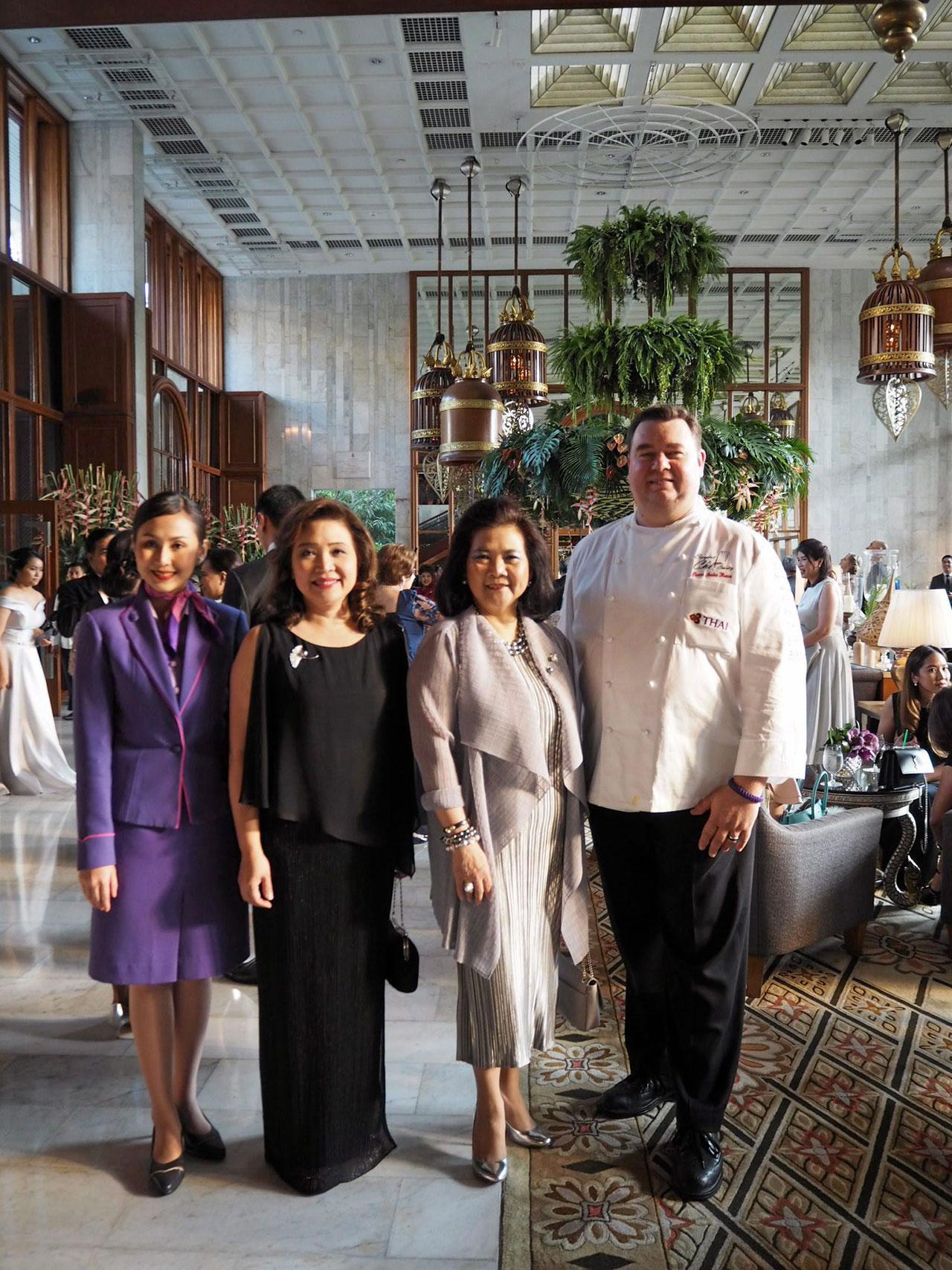 อุษณีย์ แสงสิงแก้ว (2 จากขวา) รักษาการ ดีดี การบินไทย นำทีมมาร่วมงานเต็มที่.