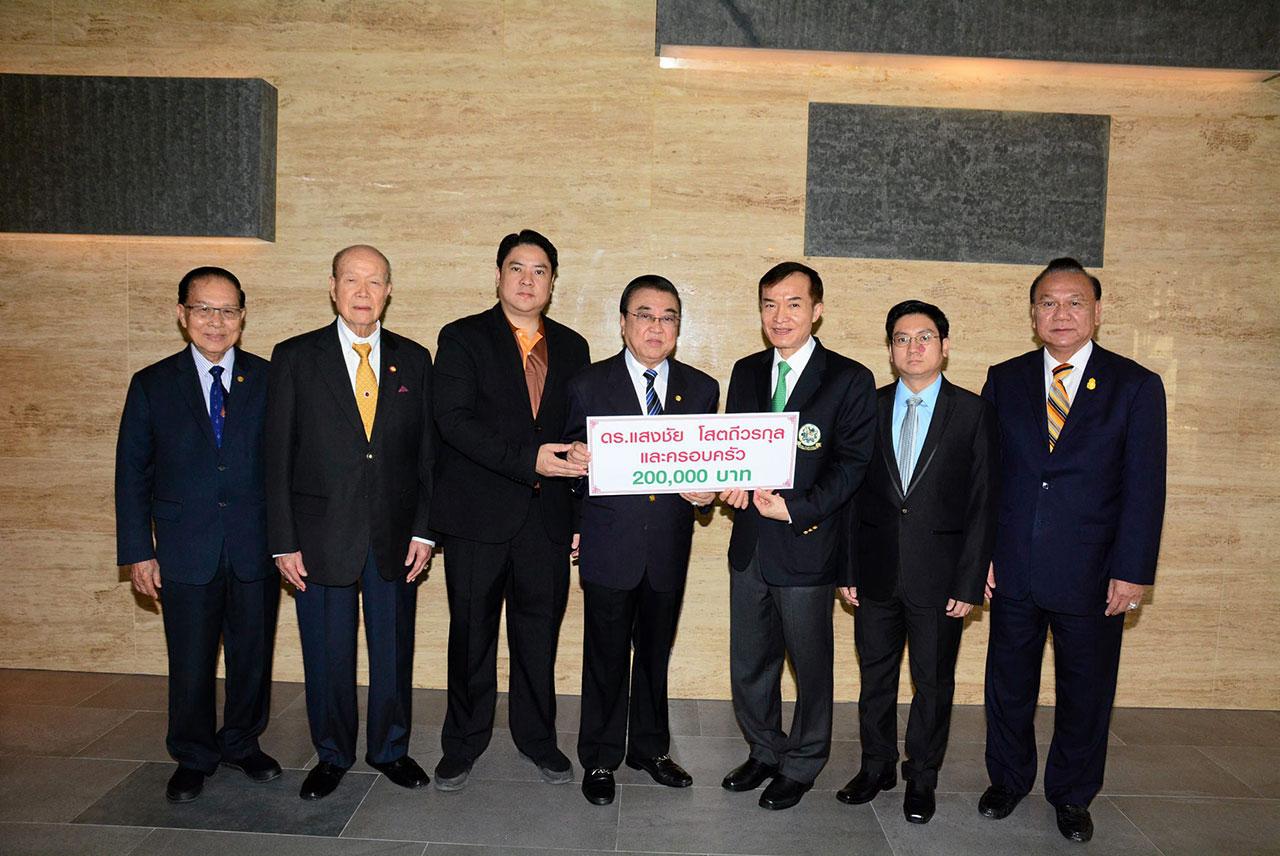 เพื่อการศึกษา ดร.แสงชัย โสตถีวรกุล ประธาน กก.บริษัทมหาชัยคราฟเปเปอร์ พร้อมลูกชาย นรินทร์-สรินทร์ มามอบเงิน 200,000 บาท ให้แก่ สราวุธ วัชรพล เพื่อสมทบทุนมูลนิธิไทยรัฐ โดยมี จิ้ง พิพัฒน์เวช และ สุชาติ เศรษฐีวรรณ มาร่วมในพิธีด้วย ที่ สนง.นสพ.ไทยรัฐ วันก่อน.