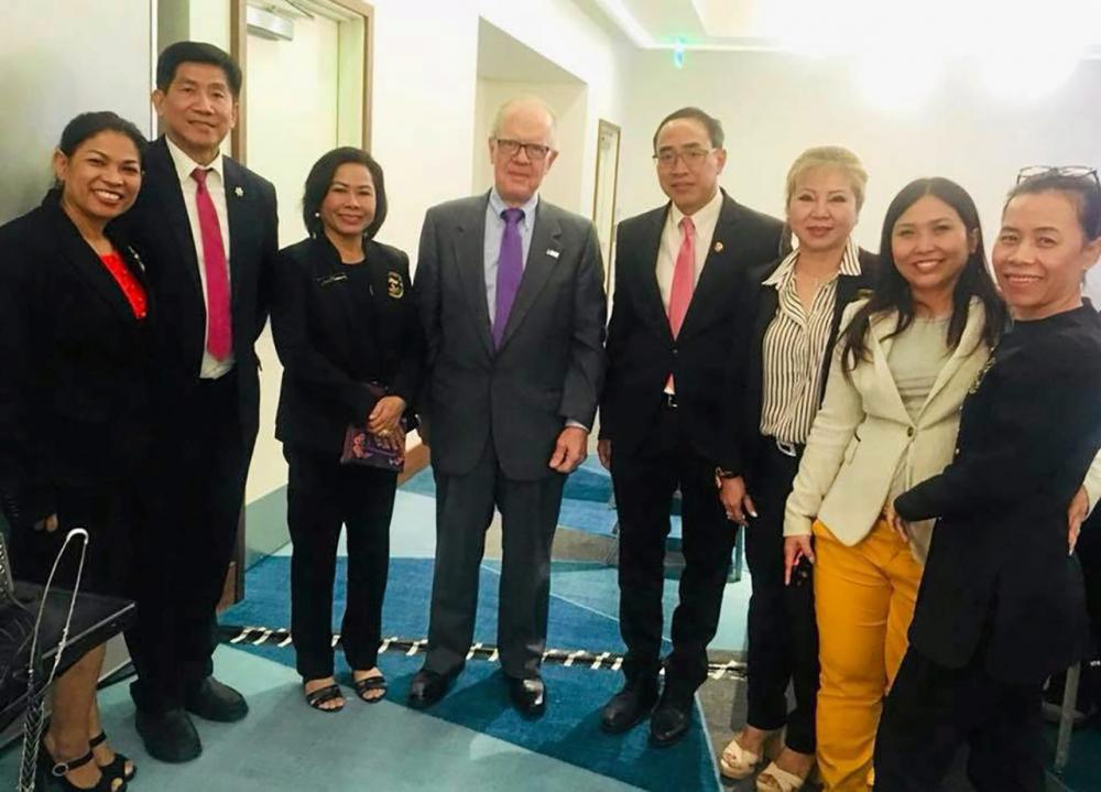 ร่วมประชุม ธานี แสงรัตน์ กสญ. ณ นครลอสแอนเจลิส สหรัฐฯพร้อมด้วย กนิษฐา เพอร์ไรดา นายกสมาคมนวดไทยและสปาแห่งสหรัฐฯ และ คิด ฉัตรประภาชัย ที่ปรึกษาฯ ไปร่วมประชุมกับ กก.บห.สภาการบำบัดรักษาด้วยการนวดแห่งแคลิฟอร์เนีย ที่นครลอสแอนเจลิส.
