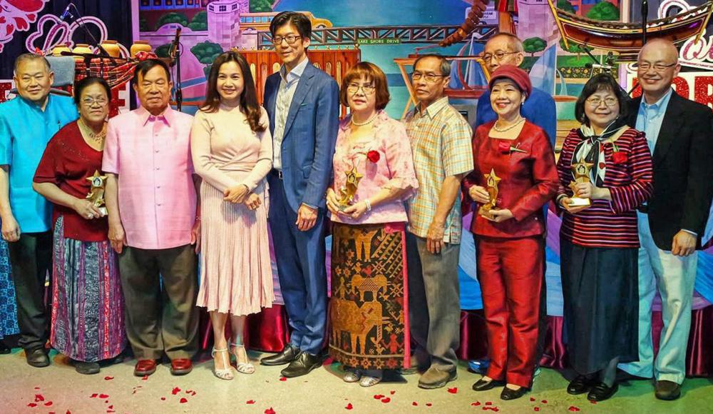 ดนตรีกับความรัก มณีศักดิ์ พิมพ์สาร เป็นประธานจัดงาน “ดนตรีกับความรัก” มีการแสดงรำไทย ดนตรี ร้องเพลง เต้นรำ และให้มอบรางวัลแก่ 7 คู่ชูชื่นประจำปี ที่วัดธัมมาราม นครชิคาโก รัฐอิลลินอยส์ สหรัฐฯ เมื่อวันก่อน.