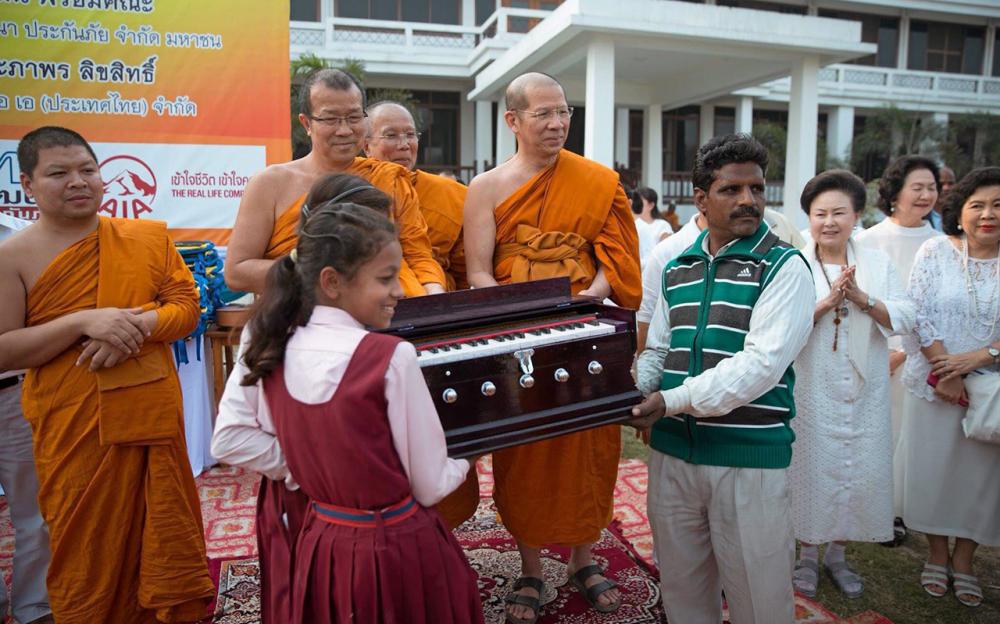 มอบรางวัล พระธรรมโพธิวงศ์ (วีรยุทฺโธ) หัวหน้าพระธรรมทูตสายอินเดีย-เนปาล เจ้าอาวาสวัดไทยพุทธคยา อินเดีย มอบเครื่องดนตรีแก่ ผู้ชนะประกวดร้องเพลงสรรเสริญพระพุทธเจ้า.