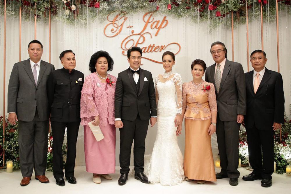วิวาห์ชื่นมื่น - พล.อ.ปฐมพงษ์ เกษรศุกร์, สมประสงค์ โขมพัตร, อรรคพล สรสุชาติ และ จิรุตถ์ อิศรางกูร ณ อยุธยา มาร่วมอวยพรในงานวิวาห์ระหว่าง อริสรา บุตรี วรรณา ธนูแผลง กับ พัฒนชัย บุตร วันเพ็ญ สิงหะวาระ ท่ามกลางบรรยากาศชื่นมื่น ที่โรงแรมพูลแมน จี วันก่อน.