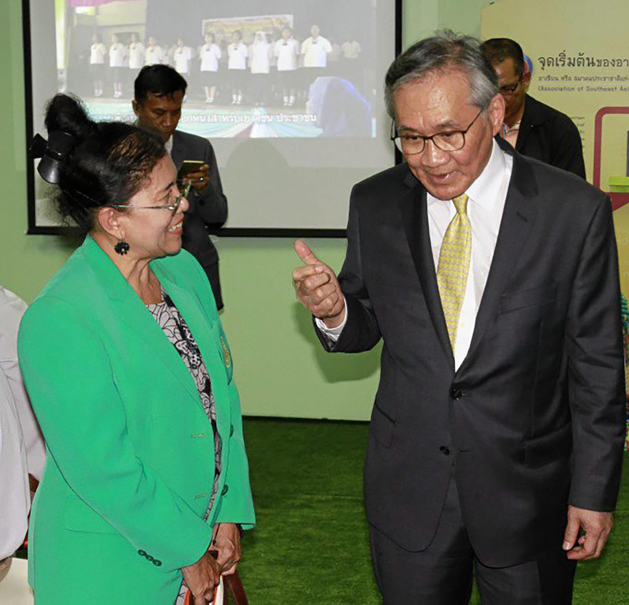 นายดอน รมว.การต่างประเทศ พูดคุยกับอาจารย์ประจำโรงเรียนอย่างกันเอง.