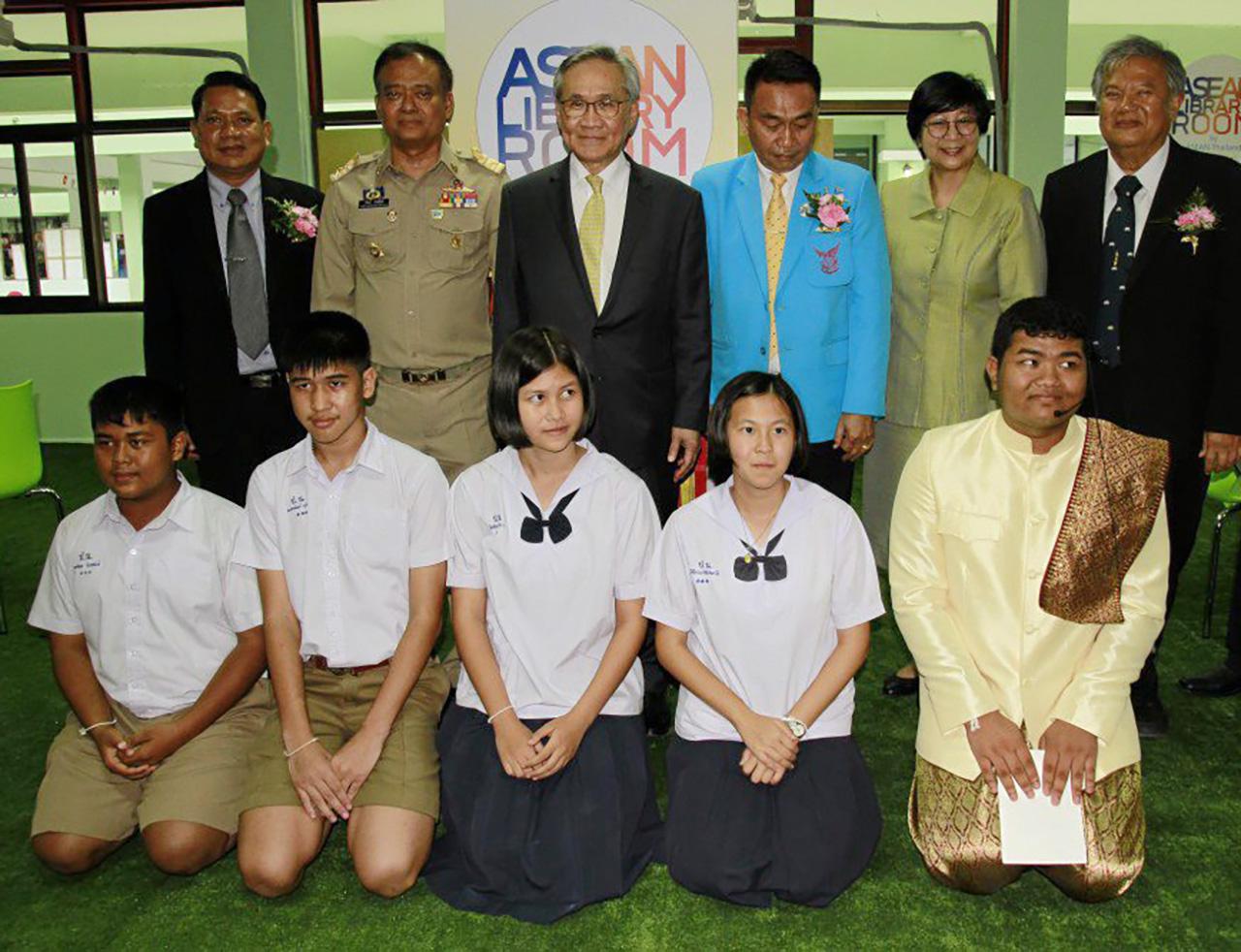 นายดอน รมว.การต่างประเทศ และ นายวิรัตน์ รักษ์พันธ์ รอง ผวจ.นครศรีธรรมราช ถ่ายภาพกับนักเรียนที่มาร่วมพิธีเปิดห้องสมุดอาเซียน.