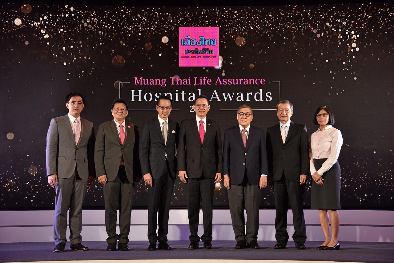 บริการดี ดร.สุทธิพล ทวีชัยการ มอบรางวัล “Muang Thai Life Assurance Hospital Awards 2017” ให้แก่โรงพยาบาลให้บริการด้านประกันสุขภาพดีเยี่ยม โดยมี พล.ท.นพ.สุปรีชา โมกขะเวส, สันติ วิริยะรังสฤษฎ์ และ สาระ ล่ำซำ มาร่วมงานด้วย ที่ รร.เชอราตัน สุขุมวิท วันก่อน.