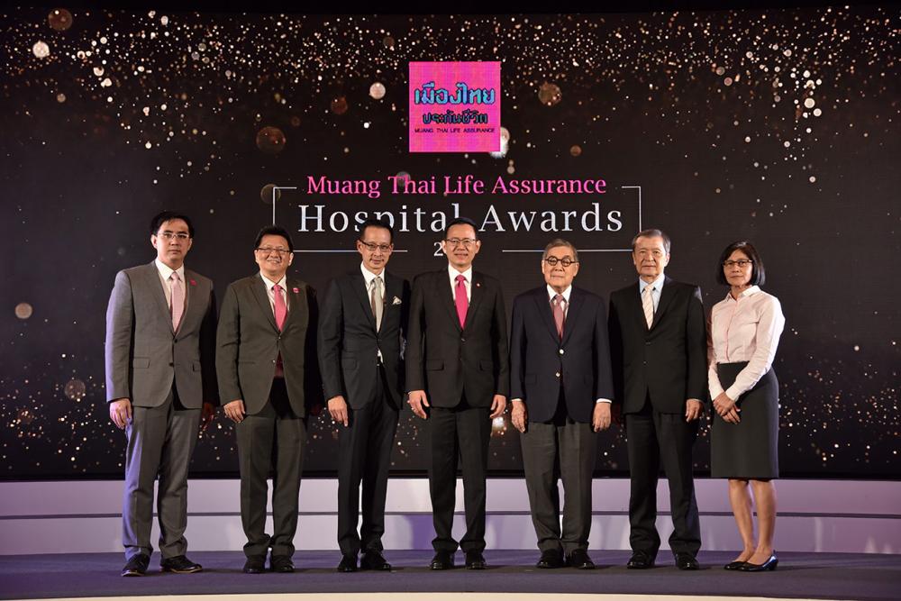 บริการดี ดร.สุทธิพล ทวีชัยการ มอบรางวัล “Muang Thai Life Assurance Hospital Awards 2017” ให้แก่โรงพยาบาลให้บริการด้านประกันสุขภาพดีเยี่ยม โดยมี พล.ท.นพ.สุปรีชา โมกขะเวส, สันติ วิริยะรังสฤษฎ์ และ สาระ ล่ำซำ มาร่วมงานด้วย ที่ รร.เชอราตัน สุขุมวิท วันก่อน.