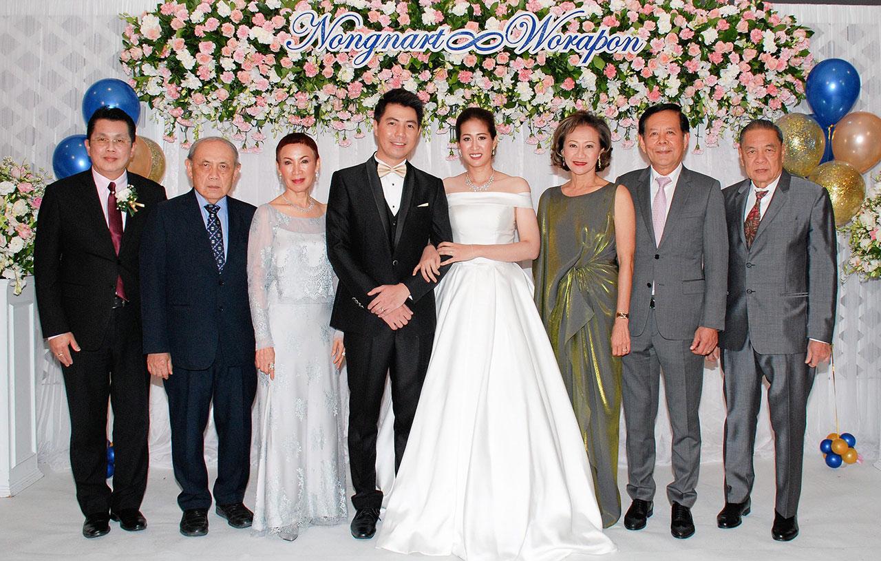 วันวิวาห์ อชิระ วงศ์กาสิทธิ์ และ กฤษณา อัมพุช เป็นประธานในงานวิวาห์ระหว่าง นงนาถ วิบูลย์มา บุตรี นงนุช นามวงศ์ กับ วรพล รักปถพีสุวรรณ บุตร กิจติพงค์ รักปถพีสุวรรณ-ธนนันท์ เฉลิมกิจ โดยมี สมชาย กรุสวนสมบัติ มาร่วมอวยพรด้วย ที่ รร.ดิ เอมเมอรัลด์ วันก่อน.