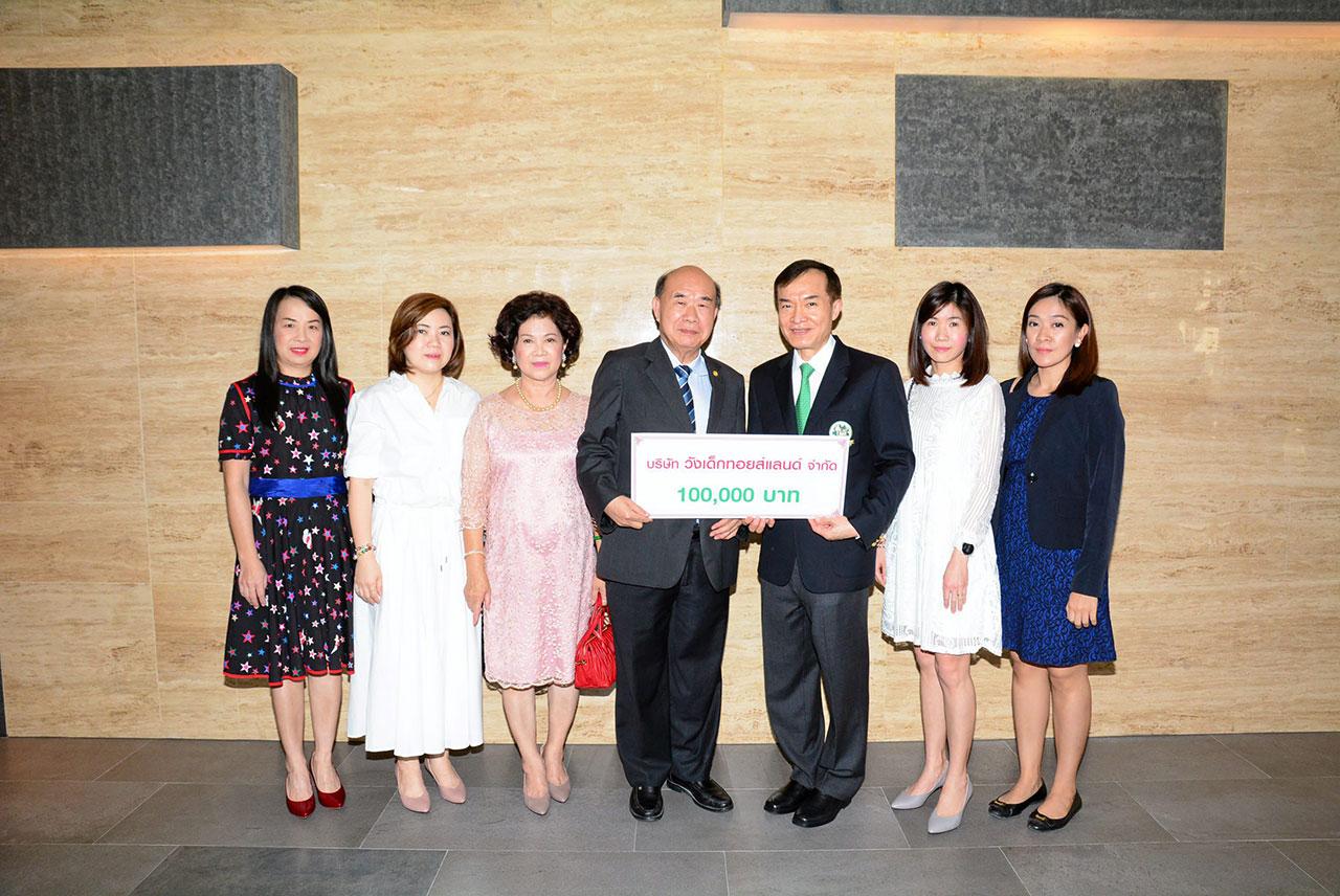 เพื่อการศึกษา ยุทธพงษ์ เลิศวิโรจน์กุล ประธาน กก.วังเด็กทอยส์แลนด์ ควงภรรยา รัศมี พร้อมลูกสาว พิมพ์พิศา ชุณหเสนีย์-สุมล กนต์ธร และลูกสะใภ้ ศิริมาศ เลิศวิโรจน์กุล มามอบเงินจำนวน 100,000 บาท ให้แก่ สราวุธ วัชรพล เพื่อสมทบทุนมูลนิธิไทยรัฐ ที่ สนง.นสพ.ไทยรัฐ วันก่อน.