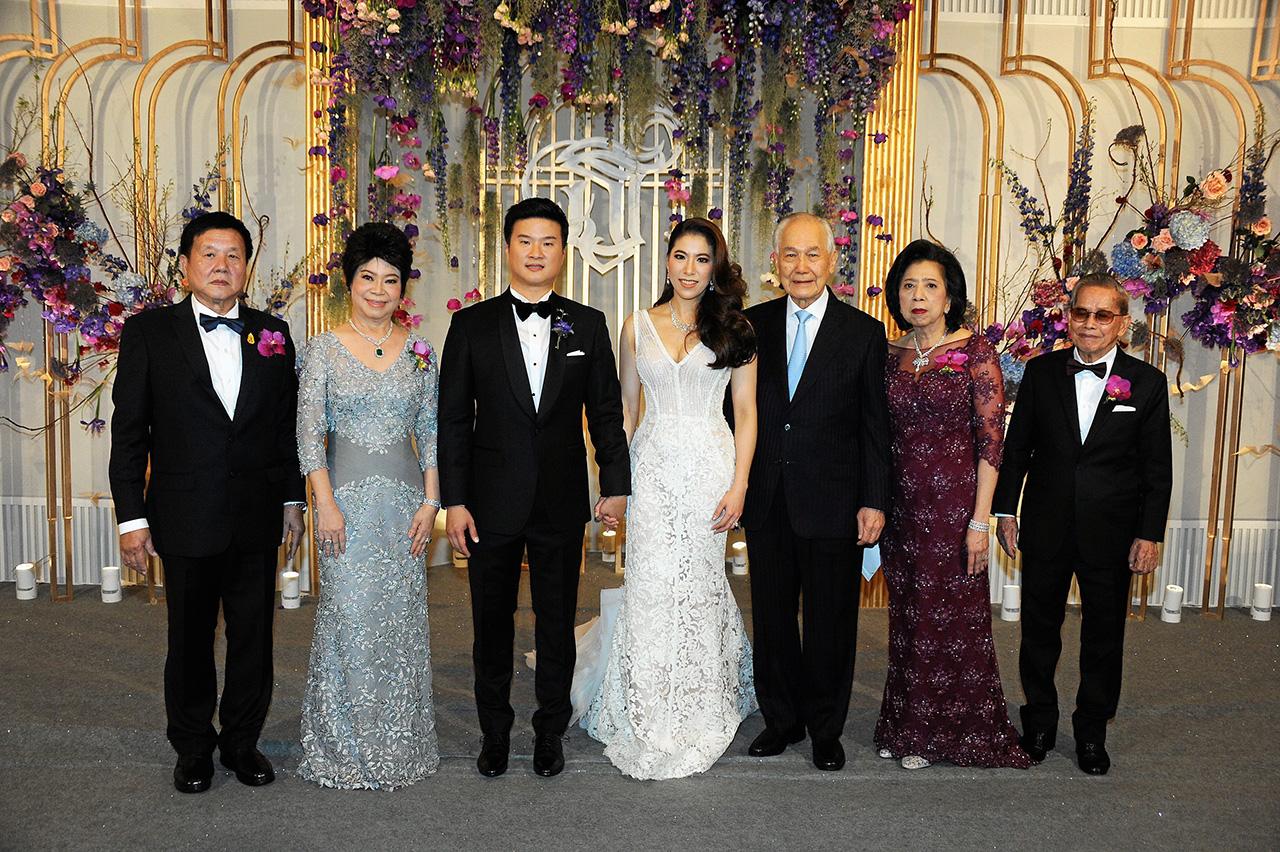 วันวิวาห์ - อานันท์ ปันยารชุน อดีตนายกรัฐมนตรี เป็นประธานในงานสมรสพระราชทานระหว่าง รัชนาทร บุตรี ไพรัช–คุณหญิงลักษณาจันทร เลาหพันธุ์ กับ ธรณินทร์ บุตร วัยพจน์–กฤษณี เกียรติชัย ท่ามกลางความปลื้มปีติของผู้มาร่วมอวยพร ที่โรงแรมดิ แอทธินี โฮเทล แบงค็อก วันก่อน.