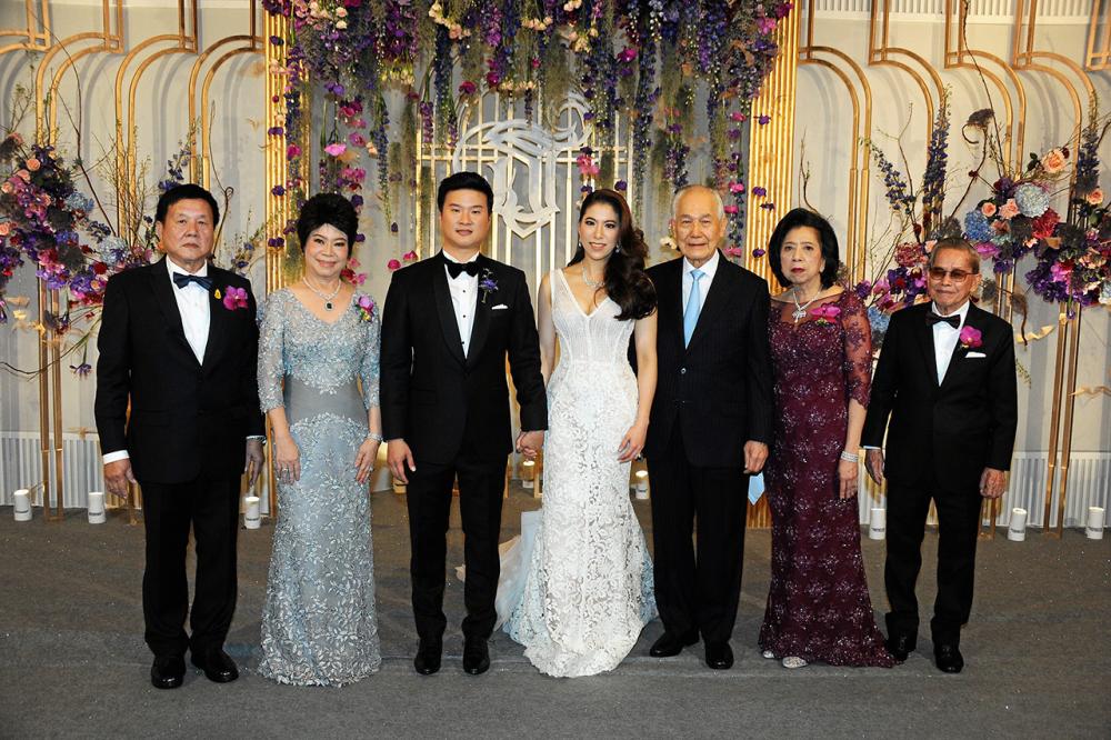วันวิวาห์ - อานันท์ ปันยารชุน อดีตนายกรัฐมนตรี เป็นประธานในงานสมรสพระราชทานระหว่าง รัชนาทร บุตรี ไพรัช–คุณหญิงลักษณาจันทร เลาหพันธุ์ กับ ธรณินทร์ บุตร วัยพจน์–กฤษณี เกียรติชัย ท่ามกลางความปลื้มปีติของผู้มาร่วมอวยพร ที่โรงแรมดิ แอทธินี โฮเทล แบงค็อก วันก่อน.