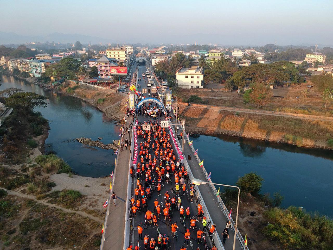 ภาพมุมสูงบรรยากาศการปั่นจักรยานมิตรภาพไทย-เมียนมา.