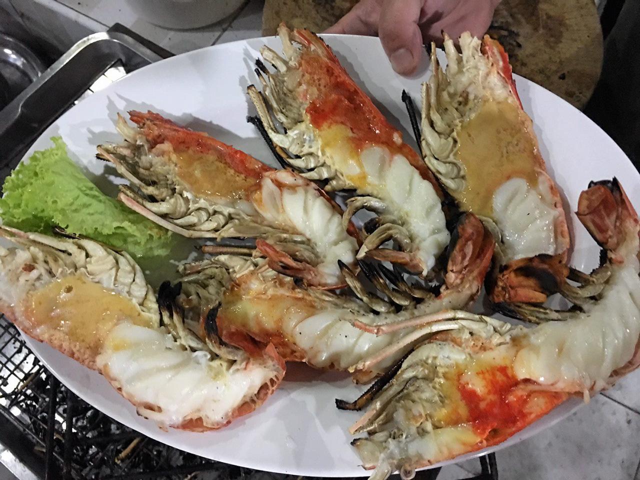 กุ้งเผาจากแม่น้ำจ่องโด หรือแม่น้ำไจ๊ ในเมียนมา.