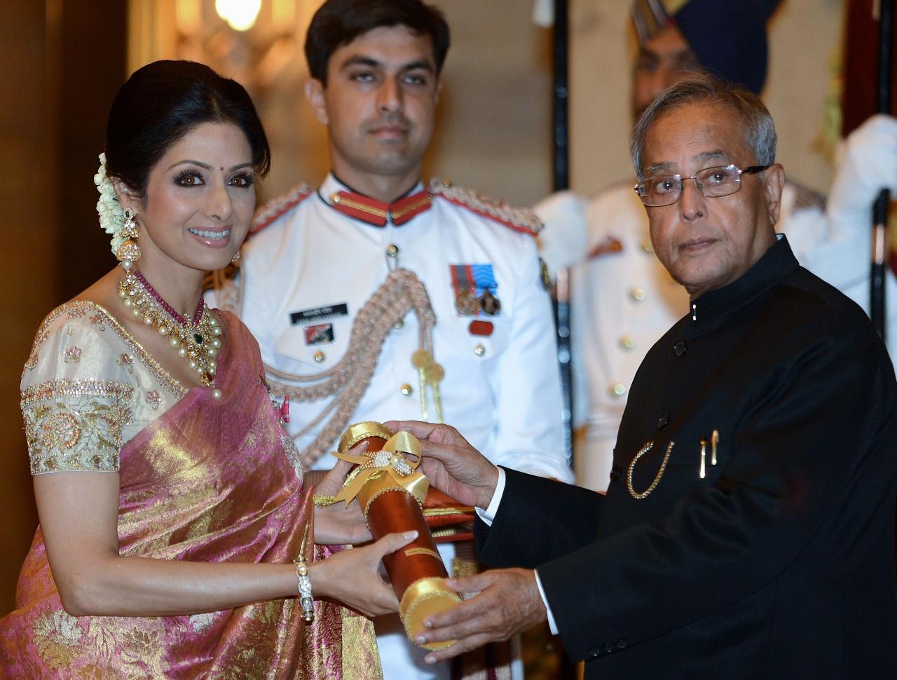 ศรีเทวีรับรางวัล 'ปัทมา ศรี' จากประธานาธิบดีในยุคนั้น