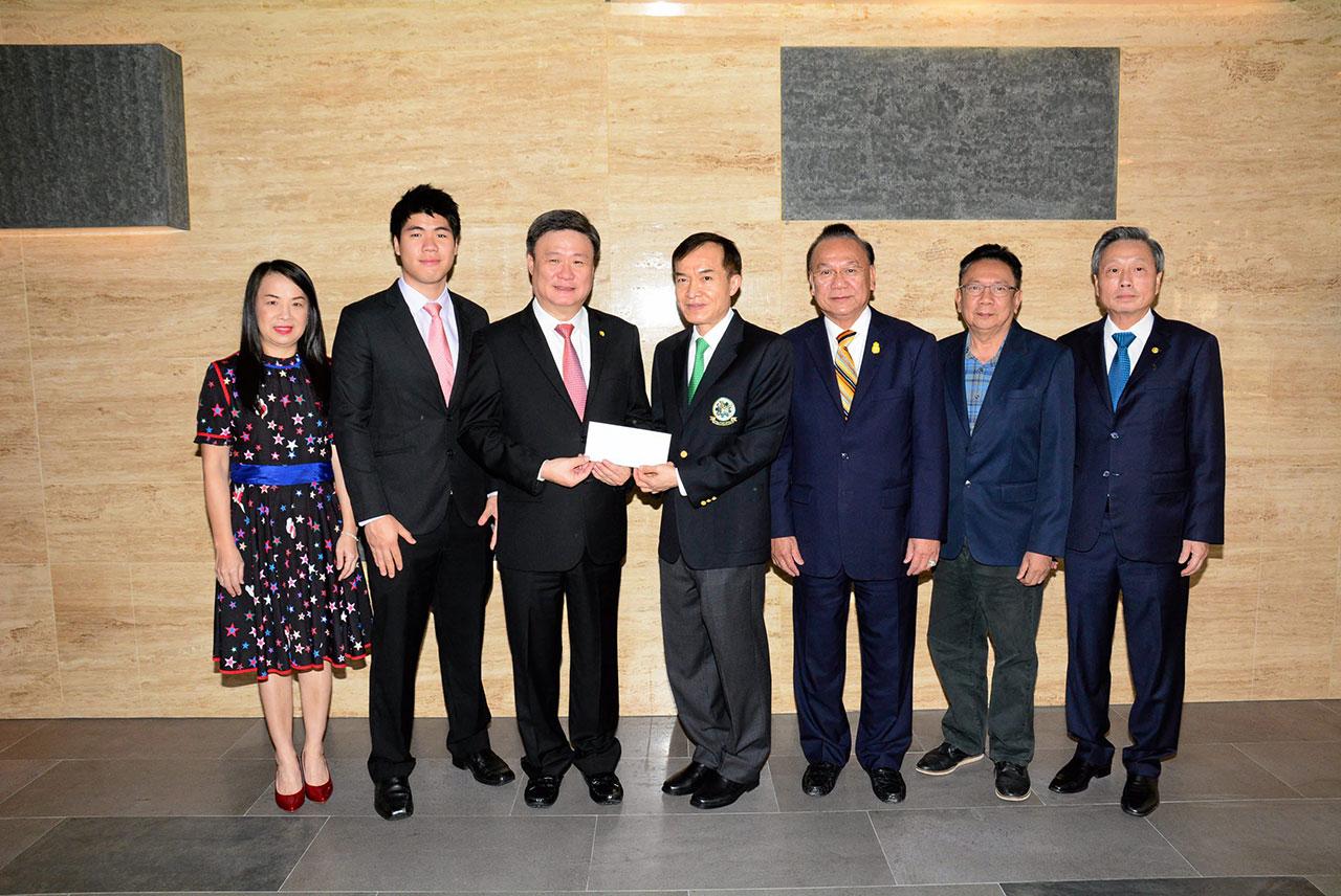 เพื่อการศึกษา สมชาย พิพัฒนนันท์ ประธาน กก.รุ่งทรัพย์การท่องเที่ยว พร้อมลูกชาย ปิยวัฒน์ พิพัฒนนันท์ มามอบเงิน 100,000 บาท ให้แก่ สราวุธ วัชรพล เพื่อสมทบทุนมูลนิธิไทยรัฐ โดยมี จิ้ง พิพัฒน์เวช และ ชาญกิจ วิทยาวรากรณ์ มาร่วมในพิธีด้วย ที่ สนง.นสพ.ไทยรัฐ วันก่อน.