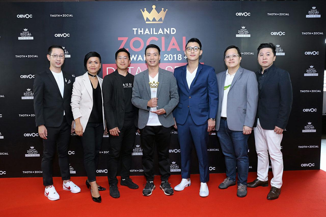 ให้รางวัล กล้า ตั้งสุวรรณ และ พเนิน อัศววิภาส จัดงาน “Thailand Zocial Awards 2018” เพื่อมอบรางวัลให้แก่แบรนด์, เอเจนซี และคนบันเทิง ผู้ทำผลงานดีเยี่ยมบนโซเชียลมีเดีย ครั้งที่ 6 โดยมี ดร.บัณฑิต รุ่งเจริญพร มาร่วมงานด้วย ที่โรงละครเคแบงก์ สยามพิฆเนศ วันก่อน.