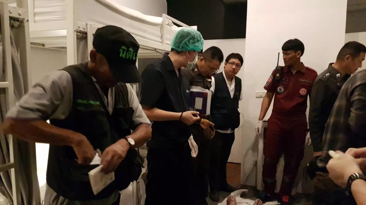 หนุ่มอเมริกัน ซัดเหล้านอก 5 ขวด แขวนคอดับปริศนา คาห้องเช่า เชียงใหม่