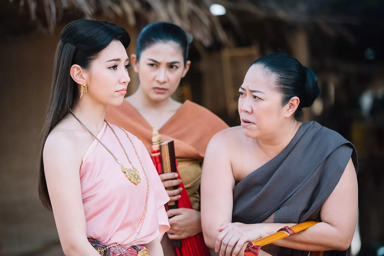 เอาใจช่วย! แม่หญิงการะเกด ม้าดีดกะโหลกหลงยุค จะทำยังไงไม่ให้โป๊ะแตก