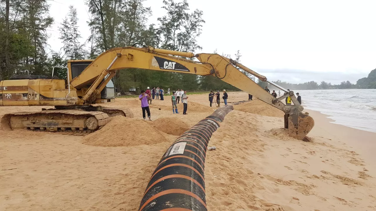เร่งย้ายท่อยักษ์ปริศนา เกยหาดบางเบิด ยังไม่รู้มาจากไหน ใครเจ้าของ