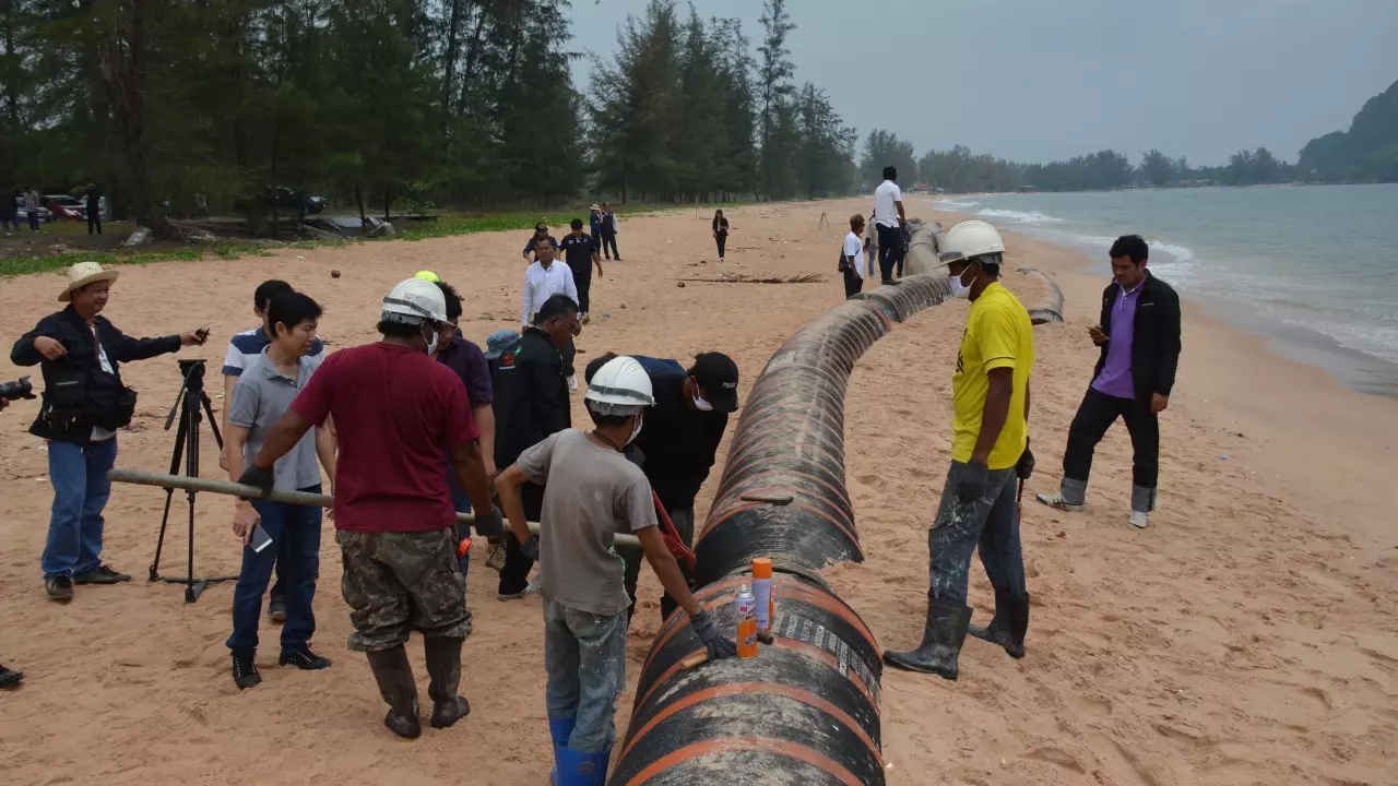 เร่งย้ายท่อยักษ์ปริศนา เกยหาดบางเบิด ยังไม่รู้มาจากไหน ใครเจ้าของ