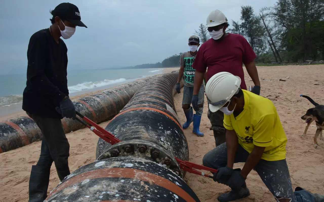 เร่งย้ายท่อยักษ์ปริศนา เกยหาดบางเบิด ยังไม่รู้มาจากไหน ใครเจ้าของ