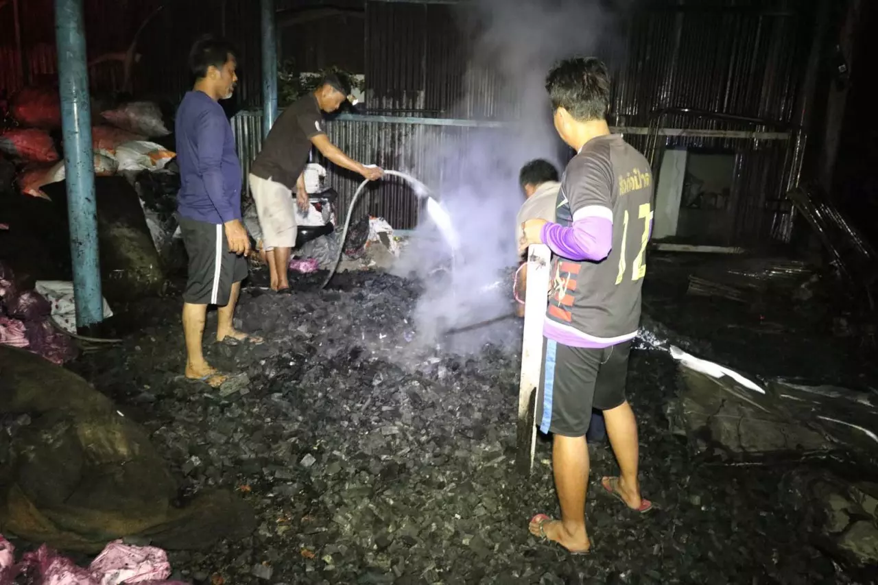 หม้อหุงข้าวไฟช็อต ทำลุกไหม้บ้าน-โกดังเก็บถ่าน วอดหมดทั้งหลัง