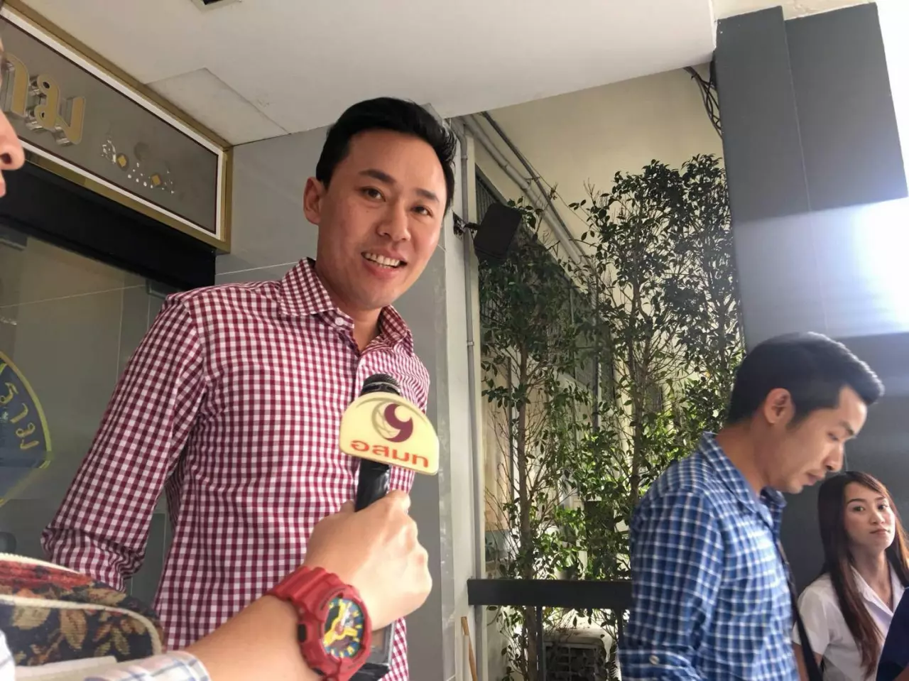 ทนายอยากดังมีเยอะ! ทนายรุ่นใหญ่ วิเคราะห์ปมษิทรา ใส่เสื้อยืดทำงาน ผิดหรือไม่?
