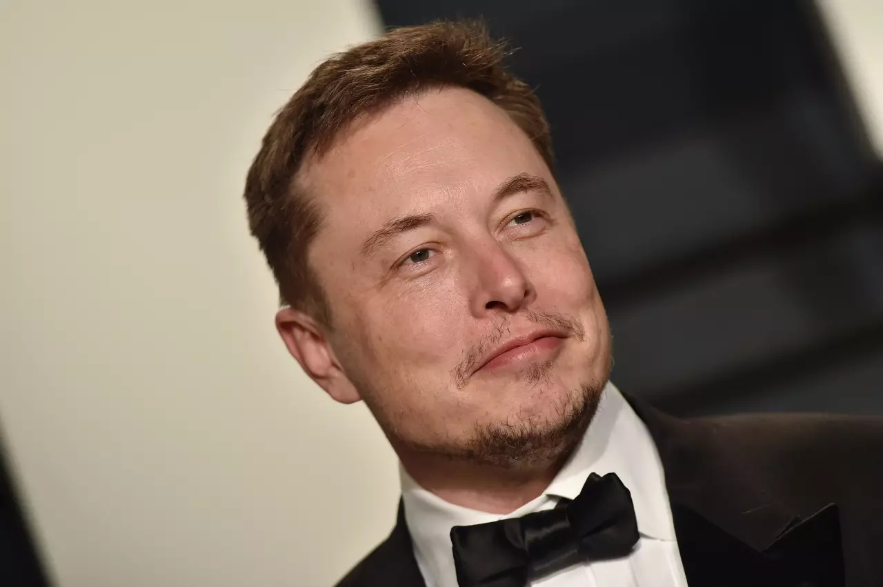 เขาคือใคร? 10 รู้จัก 'Elon Musk' ชายผู้ประกาศสงครามกับเจ้าพ่อเฟซบุ๊ก