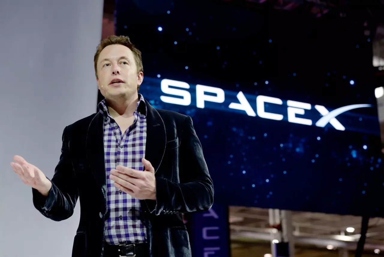 เขาคือใคร? 10 รู้จัก 'Elon Musk' ชายผู้ประกาศสงครามกับเจ้าพ่อเฟซบุ๊ก