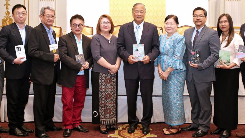 โปรดทราบ ม.ร.ว.สุขุมพันธุ์ บริพัตร แถลงข่าวผลการคัดเลือกรางวัลซีไรต์ประเภทนวนิยาย ปี 2561 ผ่านเข้ารอบคัดเลือก 8 เรื่อง โดยมี กนกวลี กันไทยราษฎร์, รศ.ดร.ตรีศิลป์ บุญขจร, จรูญพร ปรปักษ์ประลัย และ สหะโรจน์ กิตติมหาเจริญ มาร่วมงานด้วย ที่ รร.แมนดาริน โอเรียนเต็ล วันก่อน.