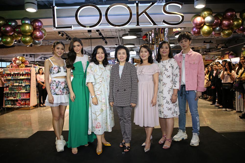 คุ้มจริง ภัทรพร เพ็ญประพัฒน์ เปิดร้าน ลุคส์ แฟล็กชิปบิวตี้สโตร์สาขาแรก รวมแบรนด์ชั้นนำทั่วโลก โดยมี พัชรี พรอนันต์รัตน์, สุจิตรา เพ็งอุ่น, เจริญศรี โอสถานุเคราะห์, สุรเดช พินิวัตร์, นนทพร ธีระวัฒนสุข และ ศรีริต้า เจนเซ่น มาร่วมงานด้วย ที่เซ็นทรัล พลาซา พระราม 3 วันก่อน.