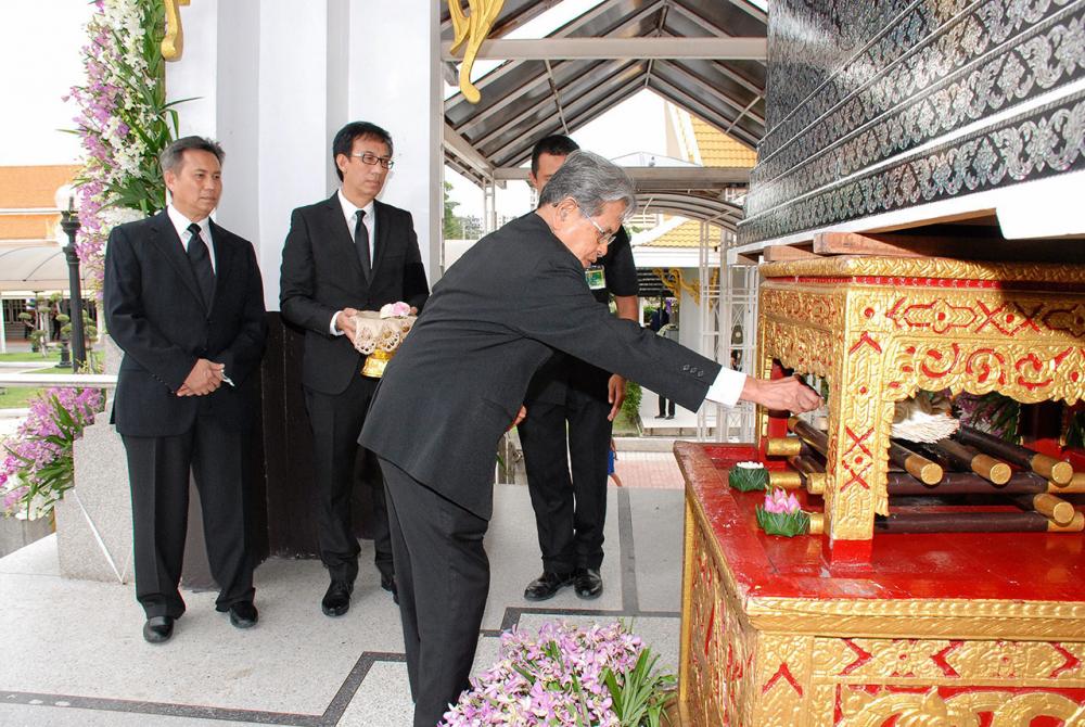 ปลายทางชีวิต ศ.นพ.ประเวศ วะสี กก.สภามหาวิทยาลัยผู้ทรงคุณวุฒิ เป็นประธานในพิธีพระราชทานเพลิงศพ ศ.นพ.ประสาน ต่างใจ บิดา ธานี ต่างใจ, ธัมมทินนา ธรรมรดี และ ภูมิรัสม์ ศุภผลภานนท์ ท่ามกลางญาติมิตรมาร่วมในพิธีด้วย ที่วัดพระศรีมหาธาตุ บางเขน เมื่อวันก่อน.