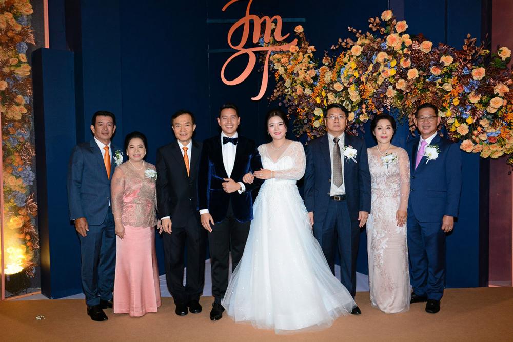 วันวิวาห์ สราวุธ ศิริภาณุรักษ์ อธิบดีผู้พิพากษาศาลแรงงานภาค 1 และ สราวุธ วัชรพล เป็นประธานในงานวิวาห์ระหว่าง เตชินีฐ์ บุตรี สมชาย-ประพิณ เมฆรารัตน์ กับ สิปปพล บุตร สมถวิล-เอมอร ตอพฤกษา ท่ามกลางความปลื้มปีติของผู้มาร่วมงาน ที่ รร.มิราเคิล แกรนด์ วันก่อน.