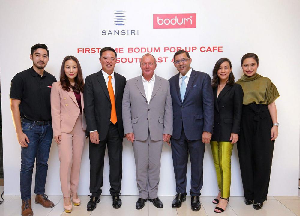 ไปลองดู เจมส์ ริชาร์ด อมตวิวัฒน์ และ อภิชาติ จูตระกูล เปิด “โบดัม ป๊อบอัพ คาเฟ่” ในงานสโลว์ คอฟฟี่ วิท ไทย เบลนด์ บาย แสนสิริ เอ็กซ์ โบดัม โดยมี ยอร์เกน โบดัม, คลอเดีย วินเก้, วิภามาศ ทุมแสน และ อรรถวดี จิรมณีกุล มาร่วมงานด้วย ที่สยามพารากอน วันก่อน.