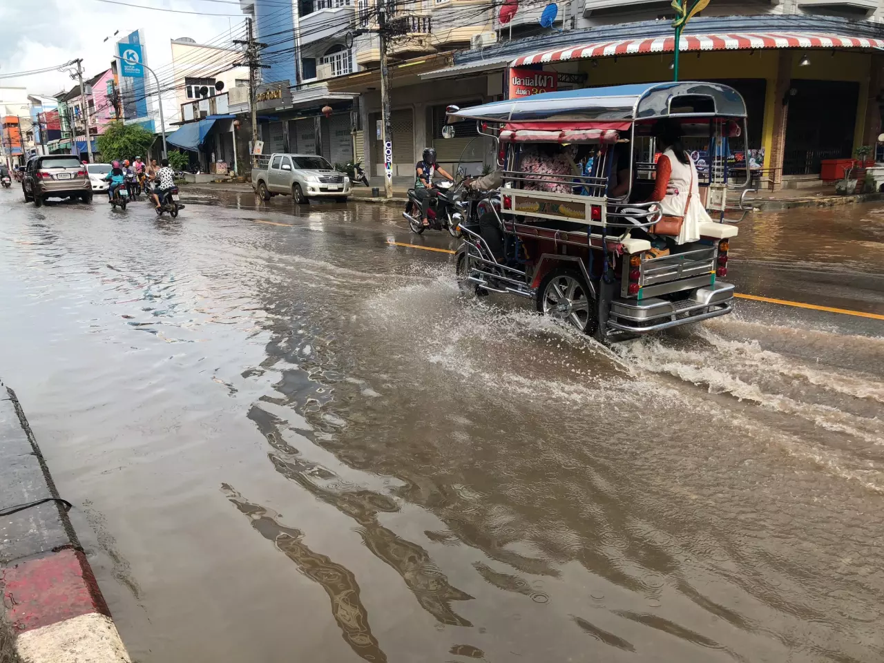 'บึงกาฬ'น้ำโขงสูงสุดในรอบ 12 ปี-'หนองคาย'ยังเจอฝนซัดทำท่วมถนน