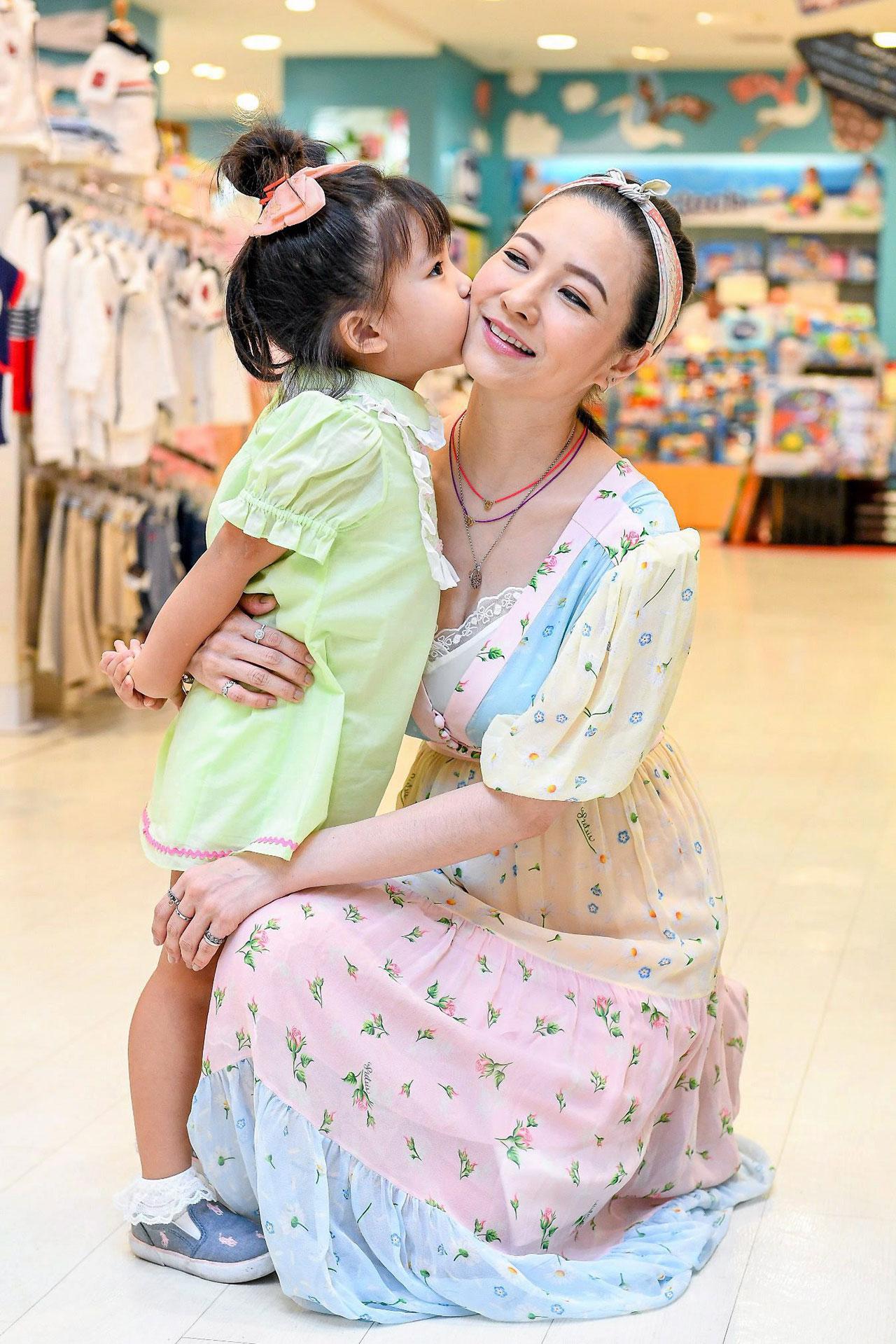 เกรซ มหาดำรงค์กุล และลูกสาว