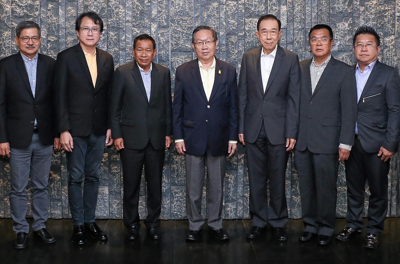 เตรียมงาน สุทธิเกียรติ จิราธิวัฒน์ จัดประชุมคณะ กก.สมาคมศิษย์เก่ารัฐศาสตร์ ม.รามคำแหง เพื่อเตรียมจัดงานหาทุนการศึกษาให้นักศึกษา โดยมี พีระศักดิ์ หินเมืองเก่า, กิตติ มาไพศาลสิน และ พรชัย ไกรครุฑรี มาร่วมประชุมด้วย ที่โรงแรมเซ็นทาราแกรนด์ เซ็นทรัลเวิลด์ วันก่อน.